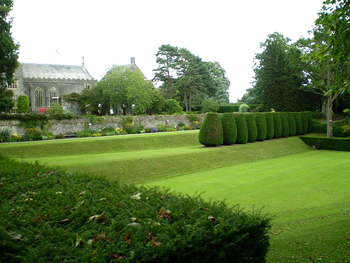 photo (42KB) : Figure 2: Dartington Hall Gardens